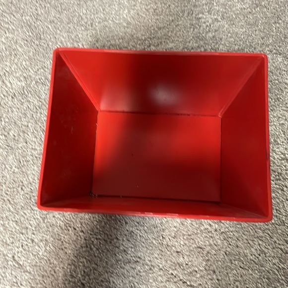 Demdaco red metal bin with 6 magnets(basketball, soccer ball/shoe, net, 2 stars) - Picture 5 of 8